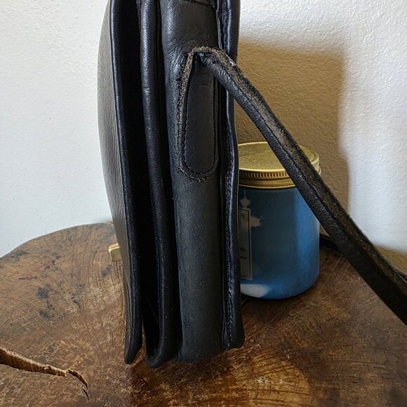 Vintage Coach 132 Compact Crossbody Bag Black Leather USA Brass Turnlock - Picture 9 of 16